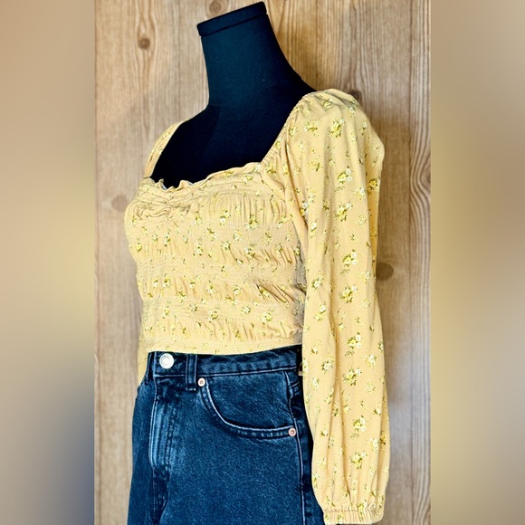 🔴Women’s American Eagle Smocked Peasant Crop Top Quarter Sleeve Yellow Floral M - Picture 3 of 8